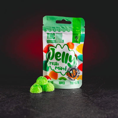 Premium Fruchtgelee TH Odyssey Jelly 70mg von Kratom Welt – Sammlerprodukt mit 10 Geleestücken, jeweils 7 mg TH-Cannabinoid, insgesamt 70 mg pro Packung. Hergestellt aus hochwertigen Zutaten, mit zarter Textur und einfacher Dosierung, entspricht den gesetzlichen Anforderungen der Europäischen Union mit einem Gehalt unter 0,2 %, wodurch es ein sicheres und legales Sammlerstück ist, das für seine entspannenden, harmonisierenden und stressreduzierenden Effekte geschätzt wird.