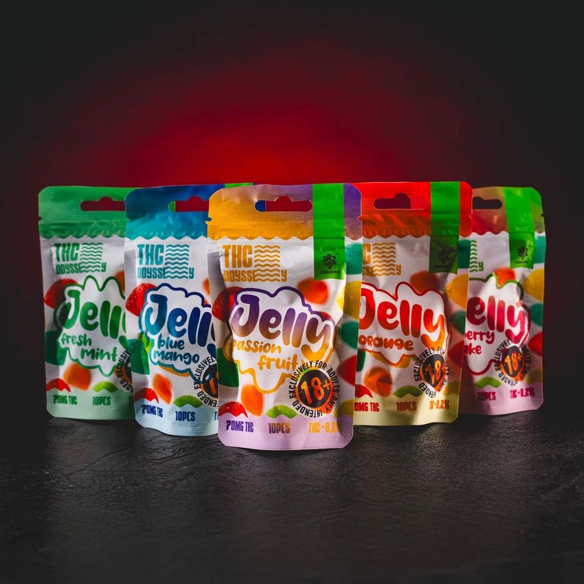 Premium Fruchtgelee TH Odyssey Jelly 70mg von Kratom Welt – Sammlerprodukt mit 10 Geleestücken, jeweils 7 mg TH-Cannabinoid, insgesamt 70 mg pro Packung. Hergestellt aus hochwertigen Zutaten, mit zarter Textur und einfacher Dosierung, entspricht den gesetzlichen Anforderungen der Europäischen Union mit einem Gehalt unter 0,2 %, wodurch es ein sicheres und legales Sammlerstück ist, das für seine entspannenden, harmonisierenden und stressreduzierenden Effekte geschätzt wird.