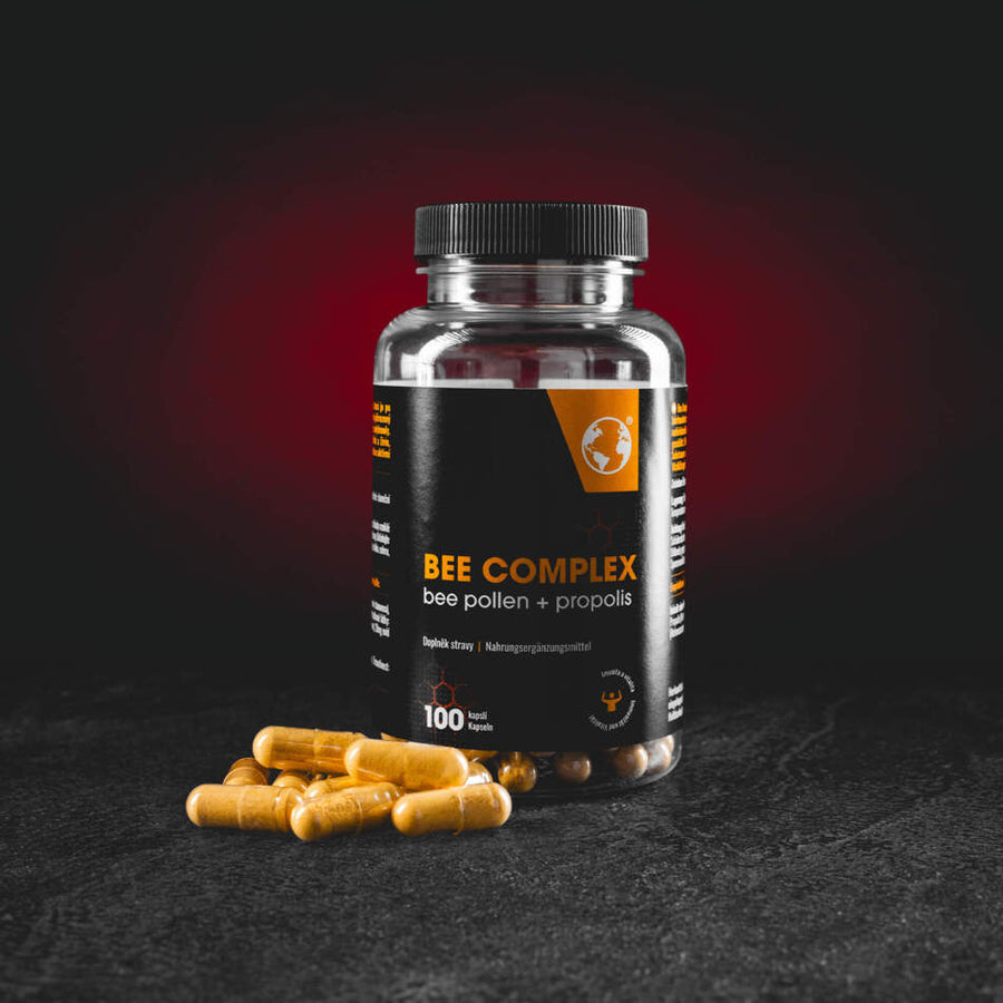Kratom World Bee Complex 100 Kapseln – Nahrungsergänzungsmittel mit Blütenpollen und Propolis zur Unterstützung von Immunsystem und Vitalität bee pollen and propolis to support immunity and vitality complemento alimenticio con polen de abeja y propóleo para favorecer la inmunidad y la vitalidad voedingssupplement met bijenpollen en propolis ter ondersteuning van het immuunsysteem en de vitaliteit