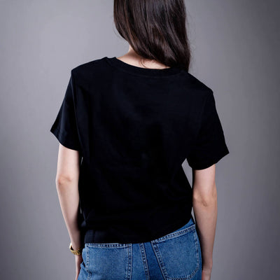 Kratom World Damen T-Shirt mit dem Motiv „damn bro, go buy KAVA KAVA” – originaler Merch für Kratom-Liebhaber und Fans der Marke Kratom World, stilvolles Streetwear-Design mit auffälligem Druck, bequemes T-Shirt für den täglichen Gebrauch, ideal für die Stadt, Events oder als Sammlerstück für die Kratom-Community, Rückseite-black