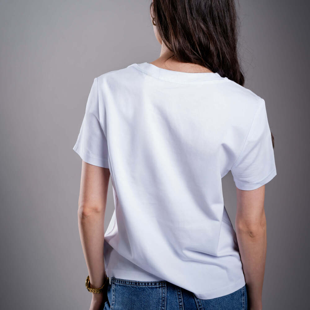 Kratom World Damen T-Shirt mit dem Motiv „damn bro, go buy KAVA KAVA” – originaler Merch für Kratom-Liebhaber und Fans der Marke Kratom World, stilvolles Streetwear-Design mit auffälligem Druck, bequemes T-Shirt für den täglichen Gebrauch, ideal für die Stadt, Events oder als Sammlerstück für die Kratom-Community, Rückseite