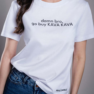 Kratom World Damen T-Shirt mit dem Motiv „damn bro, go buy KAVA KAVA” – originaler Merch für Kratom-Liebhaber und Fans der Marke Kratom World, stilvolles Streetwear-Design mit auffälligem Druck, bequemes T-Shirt für den täglichen Gebrauch, ideal für die Stadt, Events oder als Sammlerstück für die Kratom-Community, Logo-Detail