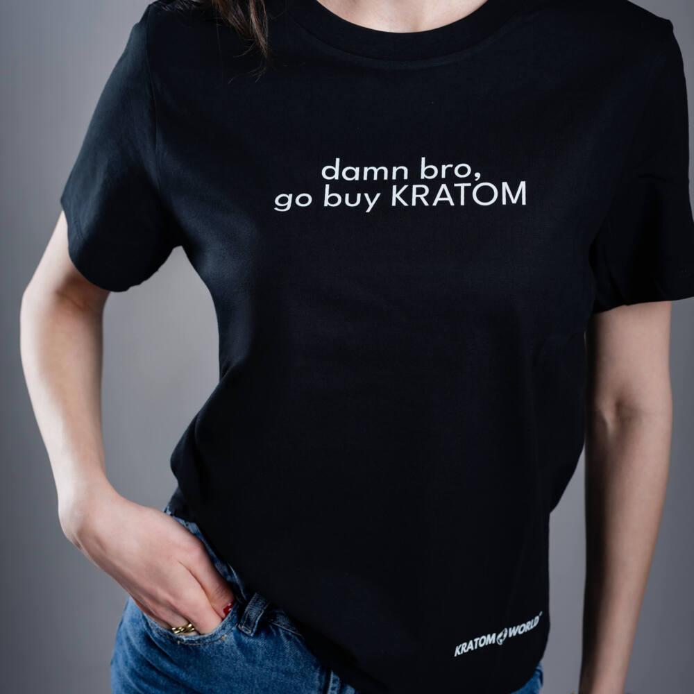 Kratom World Damen T-Shirt mit dem Motiv „damn bro, go buy KRATOM” – originaler Merch für Kratom-Liebhaber und Fans der Marke Kratom World, stilvolles Streetwear-Design mit auffälligem Druck, bequemes T-Shirt für den täglichen Gebrauch, ideal für die Stadt, Events oder als Sammlerstück für die Kratom-Community, Nahaufnahme-black