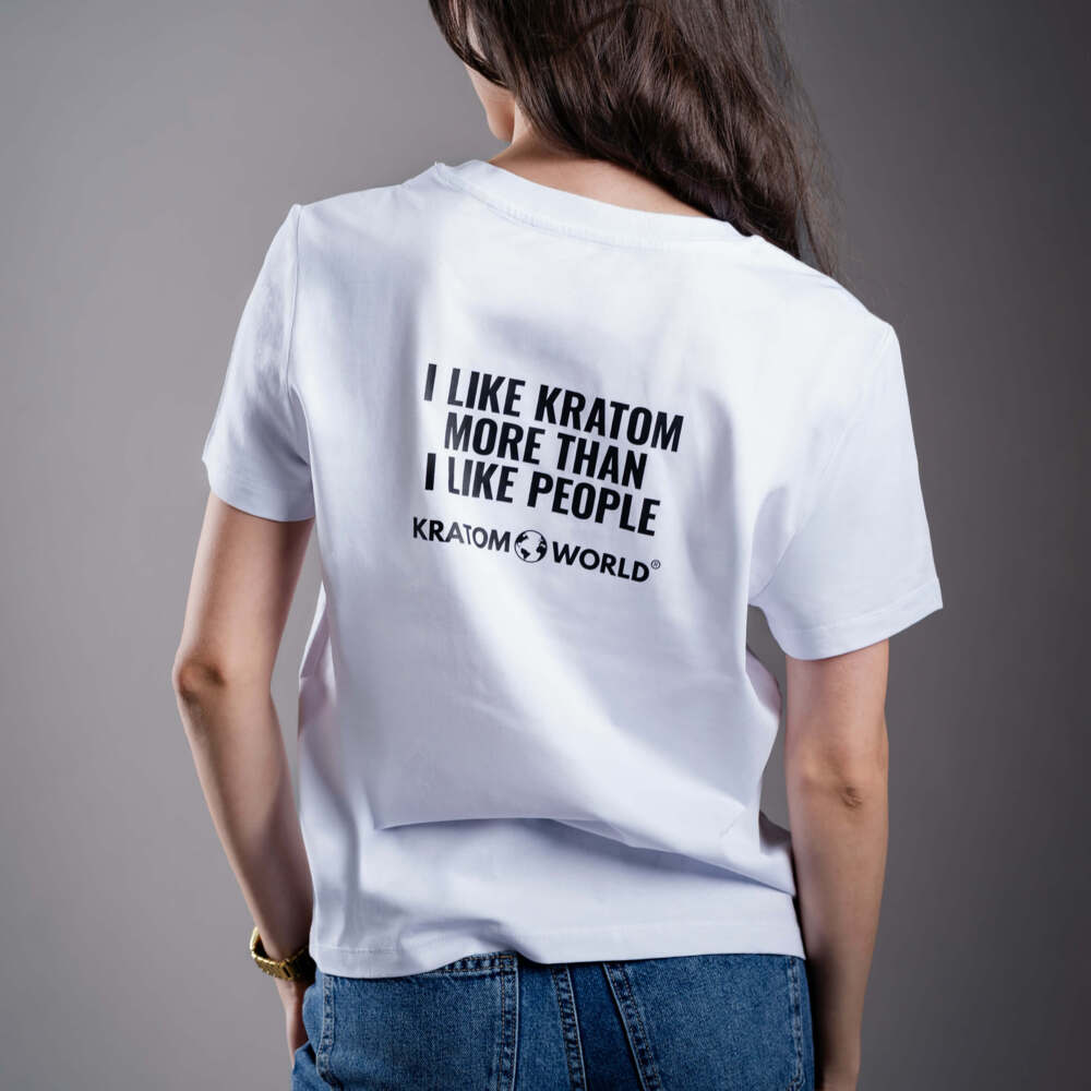 Damen T-Shirt Kratom World mit dem Motiv „I like Kratom more than I like people.” – originaler Merch für Kratom-Liebhaber und Fans der Marke Kratom World, stilvolles Streetwear-Design mit auffälligem Druck, bequemes T-Shirt für den täglichen Gebrauch, ideal für die Stadt, Events oder als Sammlerstück für die Kratom-Community, Rückseite