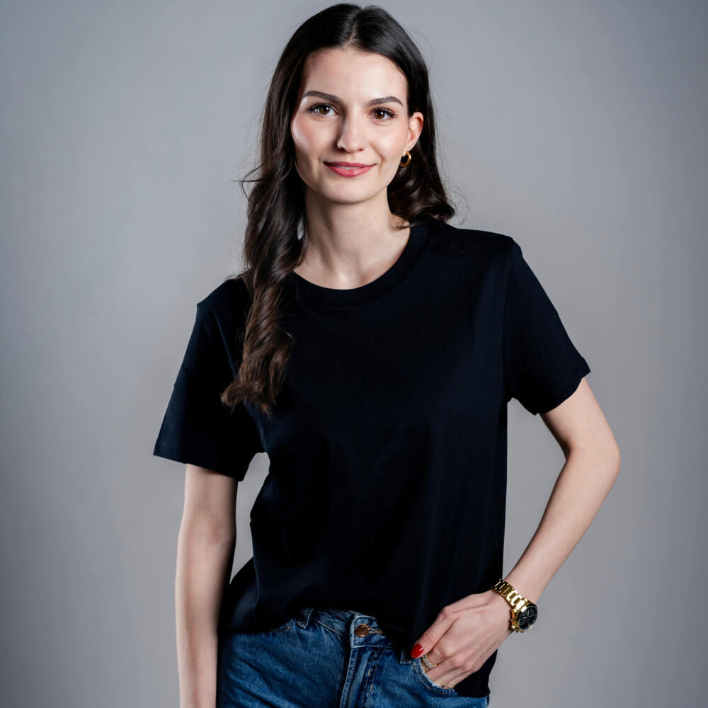 Damen T-Shirt Kratom World mit dem Motiv „I like Kratom more than I like people.” – originaler Merch für Kratom-Liebhaber und Fans der Marke Kratom World, stilvolles Streetwear-Design mit auffälligem Druck, bequemes T-Shirt für den täglichen Gebrauch, ideal für die Stadt, Events oder als Sammlerstück für die Kratom-Community-black