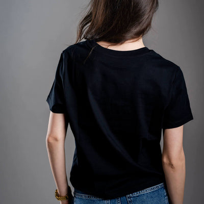 Damen T-Shirt Kratom World mit dem Motiv „Kratom – The Natural Way.” – originaler Merch für Kratom-Liebhaber und Fans der Marke Kratom World, stilvolles Streetwear-Design mit auffälligem Druck, bequemes T-Shirt für den täglichen Gebrauch, ideal für die Stadt, Events oder als Sammlerstück für die Kratom-Community, Rückseite-black