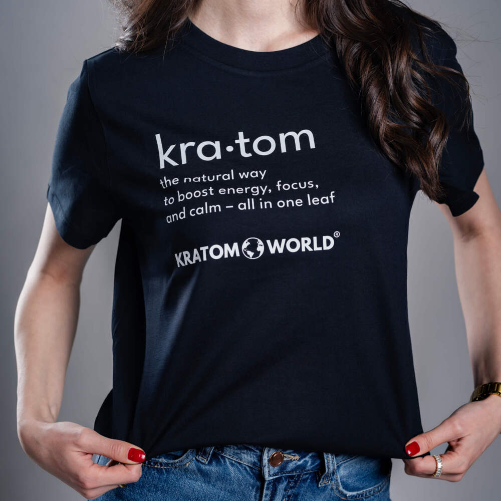 Damen T-Shirt Kratom World mit dem Motiv „Kratom – The Natural Way.” – originaler Merch für Kratom-Liebhaber und Fans der Marke Kratom World, stilvolles Streetwear-Design mit auffälligem Druck, bequemes T-Shirt für den täglichen Gebrauch, ideal für die Stadt, Events oder als Sammlerstück für die Kratom-Community, Logo-Detail-black