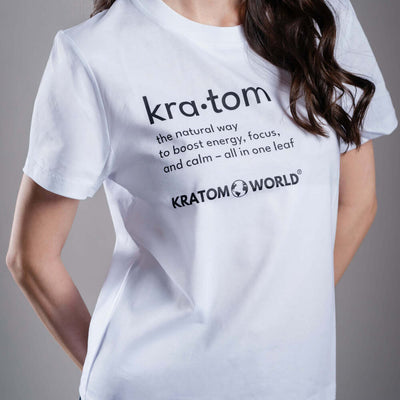 Damen T-Shirt Kratom World mit dem Motiv „Kratom – The Natural Way.” – originaler Merch für Kratom-Liebhaber und Fans der Marke Kratom World, stilvolles Streetwear-Design mit auffälligem Druck, bequemes T-Shirt für den täglichen Gebrauch, ideal für die Stadt, Events oder als Sammlerstück für die Kratom-Community, Logo-Detail