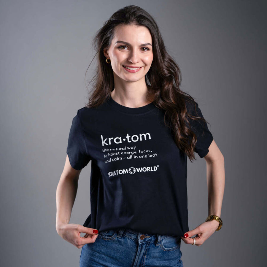 Damen T-Shirt Kratom World mit dem Motiv „Kratom – The Natural Way.” – originaler Merch für Kratom-Liebhaber und Fans der Marke Kratom World, stilvolles Streetwear-Design mit auffälligem Druck, bequemes T-Shirt für den täglichen Gebrauch, ideal für die Stadt, Events oder als Sammlerstück für die Kratom-Community-black