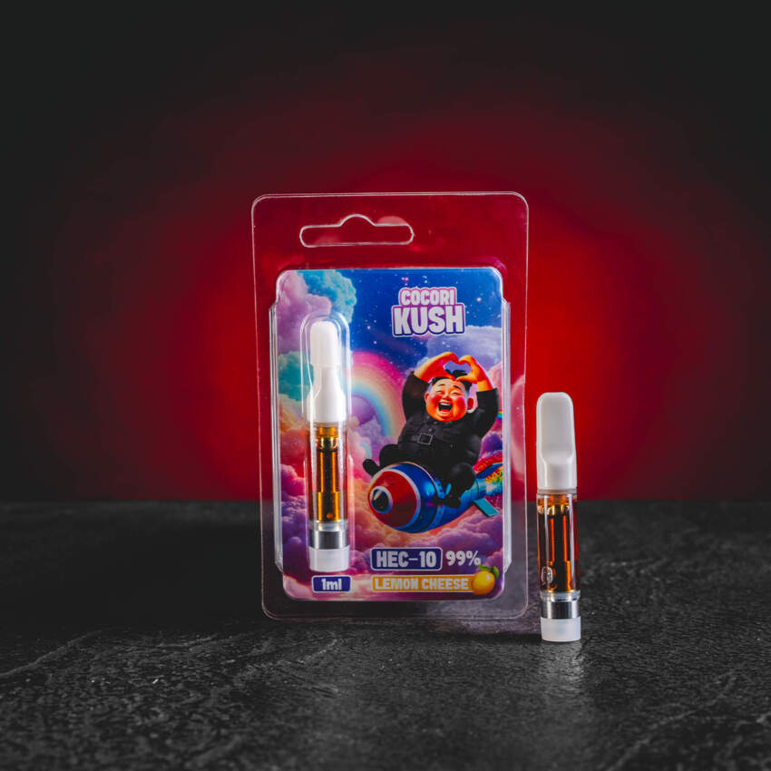 HEC10 Cartridge Lemon Cheese verbindet intensive Zitrusnoten von Zitrone mit charakteristischem Käsearoma, schafft ein komplexes und vollmundiges Geschmacksprofil, eine moderne HEC10-Formel mit fünf Molekülen und einen starken, strukturierten Sammlereffekt mit tieferer Entspannung. premium cartridges met moderne HEC10-formule, uitgesproken fruit- en dessertsmaakprofielen, sterk gestructureerd verzameleffect en uniform design