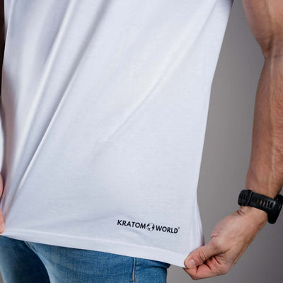 Kratom World Herren T-Shirt mit dem Motiv „damn bro, go buy KAVA KAVA” – originaler Merch für Kratom-Liebhaber und Fans der Marke Kratom World, stilvolles Streetwear-Design mit auffälligem Druck, bequemes T-Shirt für den täglichen Gebrauch, ideal für die Stadt, Events oder als Sammlerstück für die Kratom-Community, Nahaufnahme