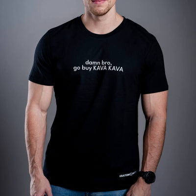 Kratom World Herren T-Shirt mit dem Motiv „damn bro, go buy KAVA KAVA” – originaler Merch für Kratom-Liebhaber und Fans der Marke Kratom World, stilvolles Streetwear-Design mit auffälligem Druck, bequemes T-Shirt für den täglichen Gebrauch, ideal für die Stadt, Events oder als Sammlerstück für die Kratom-Community-black