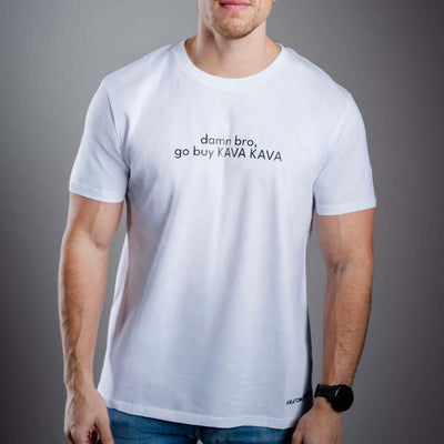 Kratom World Herren T-Shirt mit dem Motiv „damn bro, go buy KAVA KAVA” – originaler Merch für Kratom-Liebhaber und Fans der Marke Kratom World, stilvolles Streetwear-Design mit auffälligem Druck, bequemes T-Shirt für den täglichen Gebrauch, ideal für die Stadt, Events oder als Sammlerstück für die Kratom-Community