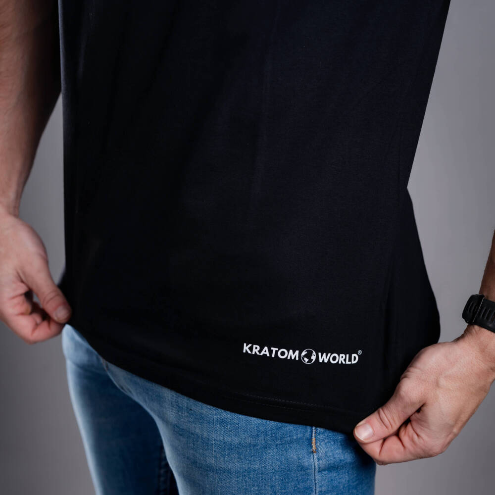 Kratom World Herren T-Shirt mit dem Motiv „damn bro, go buy KRATOM” – originaler Merch für Kratom-Liebhaber und Fans der Marke Kratom World, stilvolles Streetwear-Design mit auffälligem Druck, bequemes T-Shirt für den täglichen Gebrauch, ideal für die Stadt, Events oder als Sammlerstück für die Kratom-Community, Nahaufnahme-black