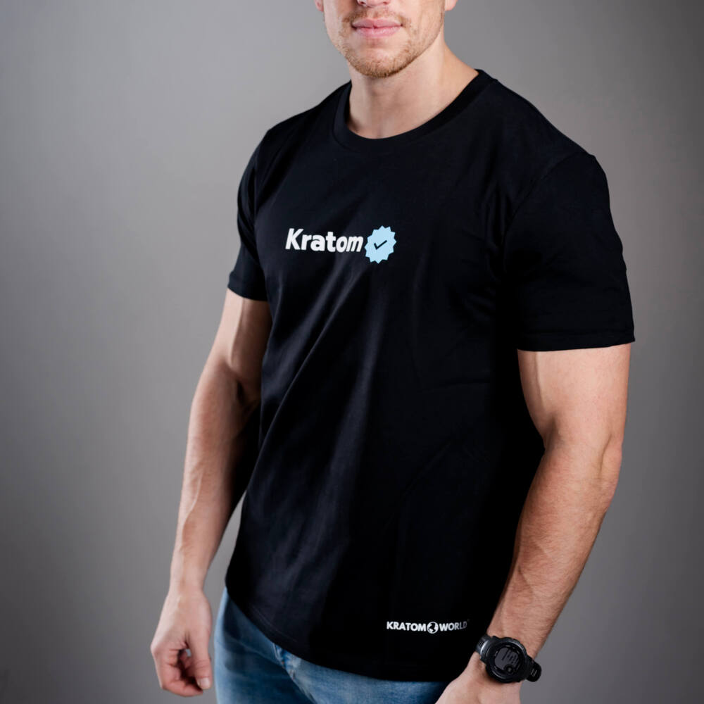 Kratom World Herren T-Shirt mit dem Motiv „Kratom Verified“ – originaler Merch für Kratom-Liebhaber und Fans der Marke Kratom World, stilvolles Streetwear-Design mit auffälligem Druck, bequemes T-Shirt für den täglichen Gebrauch, ideal für die Stadt, Events oder als Sammlerstück für die Kratom-Community, Logo-Detail-black