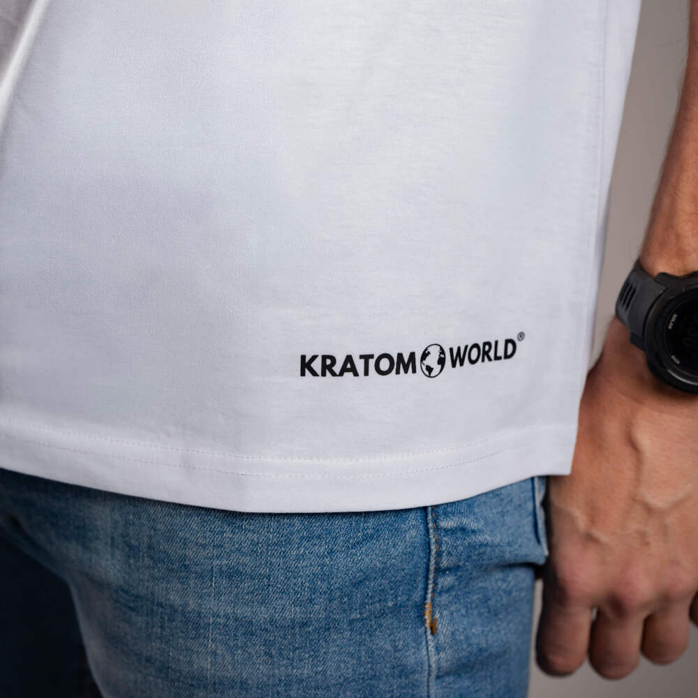 Kratom World Herren T-Shirt mit dem Motiv „Kratom Verified“ – originaler Merch für Kratom-Liebhaber und Fans der Marke Kratom World, stilvolles Streetwear-Design mit auffälligem Druck, bequemes T-Shirt für den täglichen Gebrauch, ideal für die Stadt, Events oder als Sammlerstück für die Kratom-Community, Nahaufnahme
