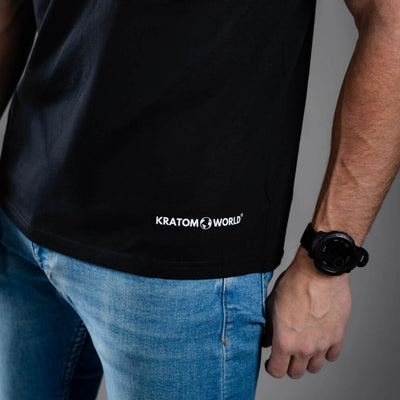 Kratom World Herren T-Shirt mit dem Motiv „Kratom Verified“ – originaler Merch für Kratom-Liebhaber und Fans der Marke Kratom World, stilvolles Streetwear-Design mit auffälligem Druck, bequemes T-Shirt für den täglichen Gebrauch, ideal für die Stadt, Events oder als Sammlerstück für die Kratom-Community, Nahaufnahme-black