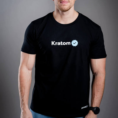 Kratom World Herren T-Shirt mit dem Motiv „Kratom Verified“ – originaler Merch für Kratom-Liebhaber und Fans der Marke Kratom World, stilvolles Streetwear-Design mit auffälligem Druck, bequemes T-Shirt für den täglichen Gebrauch, ideal für die Stadt, Events oder als Sammlerstück für die Kratom-Community-black