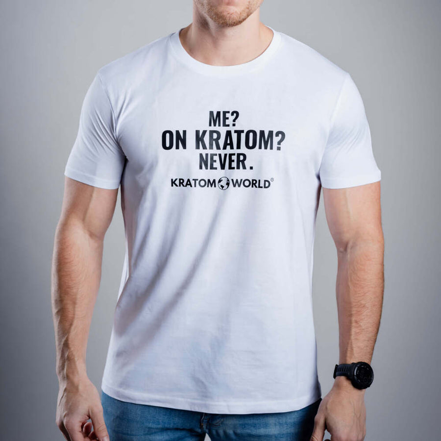 Kratom World Herren-T-Shirt mit dem Motiv „Me? On Kratom? Never.“ – originelles Merch für Kratom-Liebhaber und Fans der Marke Kratom World, stylisches Streetwear-Design mit auffälligem Print, bequemes T-Shirt für den Alltag, ideal für die Stadt, Events oder als Sammlerstück für die Kratom-Community