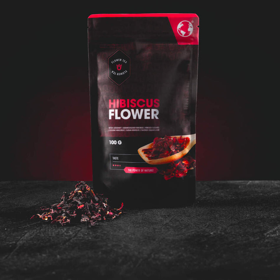 Kratom World Hibiscus Flower 100 g – 100 % Sudan-Hibiskus zur Zubereitung von Karkade, einem Kräutertee mit erfrischend säuerlichem Geschmack hibiscus flowers for preparing karkade, a refreshing herbal tea with a pleasantly tart flavor hibisco para preparar karkadé, una infusión herbal con un refrescante sabor ligeramente ácido hibiscus voor het bereiden van karkade, een kruidenthee met een verfrissend lichtzure smaak