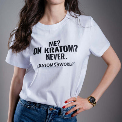 Damen T-Shirt Kratom World mit dem Motiv „Me? On Kratom? Never.“ – originaler Merch für Kratom-Liebhaber und Fans der Marke Kratom World, stilvolles Streetwear-Design mit auffälligem Druck, bequemes T-Shirt für den täglichen Gebrauch, ideal für die Stadt, Events oder als Sammlerstück für die Kratom-Community, Nahaufnahme