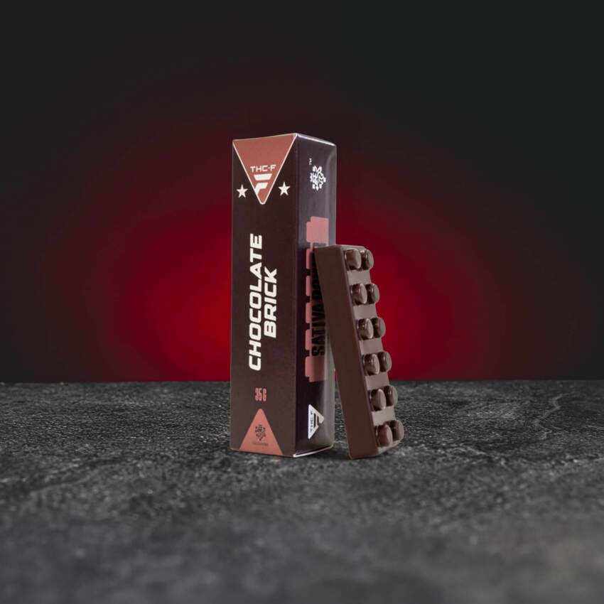 kratom world THF Chocolate Brick – premium dunkle italienische Schokolade mit modernem Kanabinoid THF, stilvolles Sammlerprodukt mit ausgewogener Euphorie und leichter sativa-typischer Stimulation; chocolate negro italiano con cannabinoide THF, producto coleccionista premium con euforia equilibrada y energía suave; premium donkere Italiaanse chocolade met THF-cannabinoïde, verzamelobject met gebalanceerde euforie en lichte stimulerende werking, kratomworld prodej